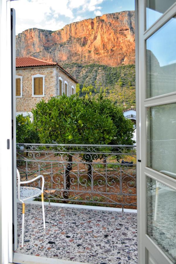 Anna'S Family Home เลโอนีดีออน ภายนอก รูปภาพ